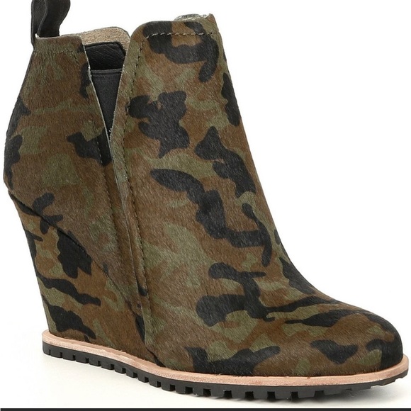 Dolce Vita Shoes Nwot Dolce Vita Gianni Booties In Camo Calf Hair